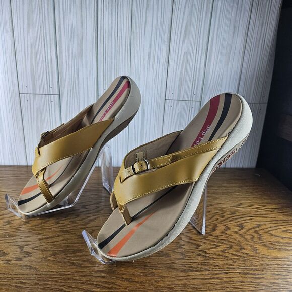 Womens Low Wedge Non Slip Sandals Faux Leather Size 6.5 New in Box - Picture 2 of 6